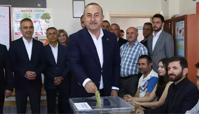 Oy kullanan Çavuşoğlu, pusuladan dert yandı: Katla katla bitmedi