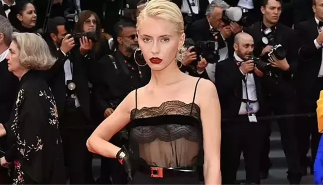 Güzel manken Iris Law, Cannes Film Festivali'ne tül elbise ile katıldı