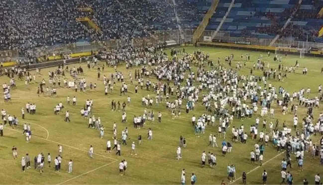 El Salvador'daki futbol maçında sahte bilet izdihama yol açtı, 12 kişi hayatını kaybetti