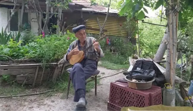 Üç telli çalan saz ustası Durmuş Yıldırım, 91 yaşında hayatını kaybetti