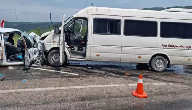 Öğrenci servisi ile otomobil çarpıştı! 1 kişi öldü, 11 kişi yaralı