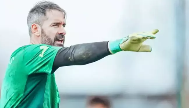 Bursaspor forması da giyen 37 yaşındaki kaleci Scott Carson, Manchester City ile nikah tazeledi