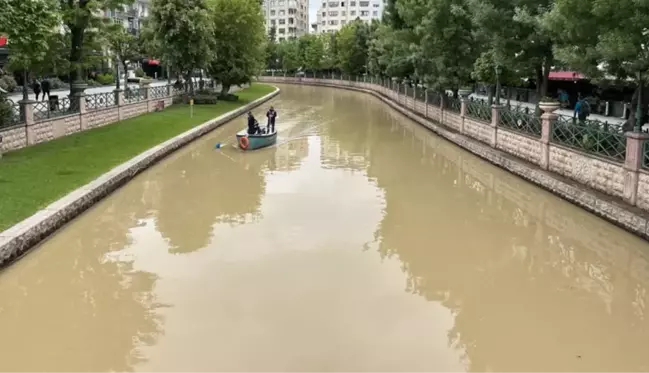 Sağanak yağış sonrası turistik Porsuk Çayı'nın rengi kahverengiye döndü