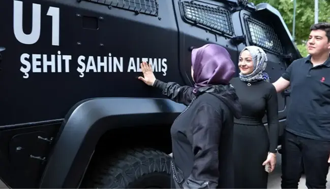 Şehit polisin adı verilen zırhlı araç evine getirildi! Ailesi duygu dolu anlar yaşadı