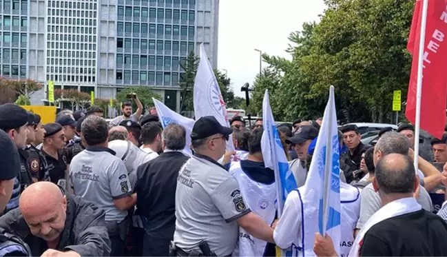 İBB önünde KESK üyeleri ile görevliler arasında arbede yaşandı