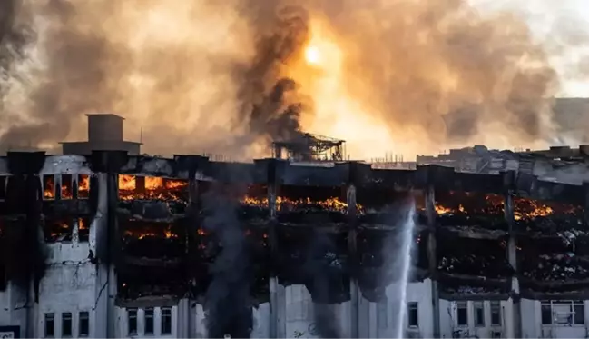 Başakşehir'deki fabrika yangını saatlerdir söndürülemiyor! Birçok ilçeden takviye ekip gitti