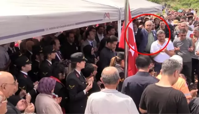 CHP'li vekilden şehit cenazesinde tepki çeken hareket