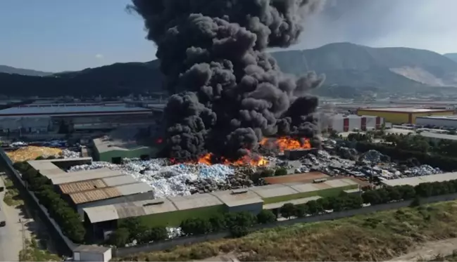 Manisa'da geri dönüşüm tesisinde yangın! Dumanlar gökyüzünü kapladı, çevre illerde ekipler de bölgede