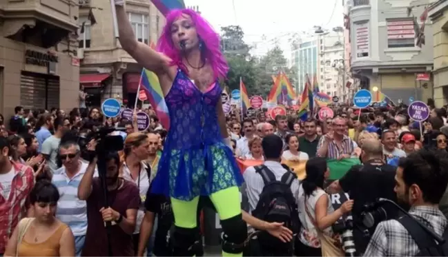 İzmir'de LGBTİ etkinlikleri yasaklandı