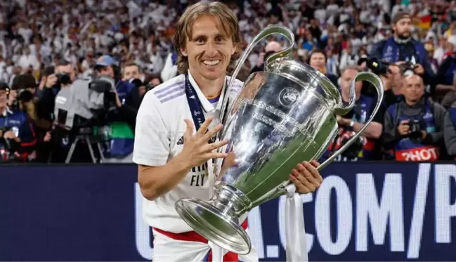 Luka Modric, Real Madrid ile 1 yıllık yeni sözleşme imzaladı! Suudi Arabistan ve Katar'ı elinin tersiyle itti