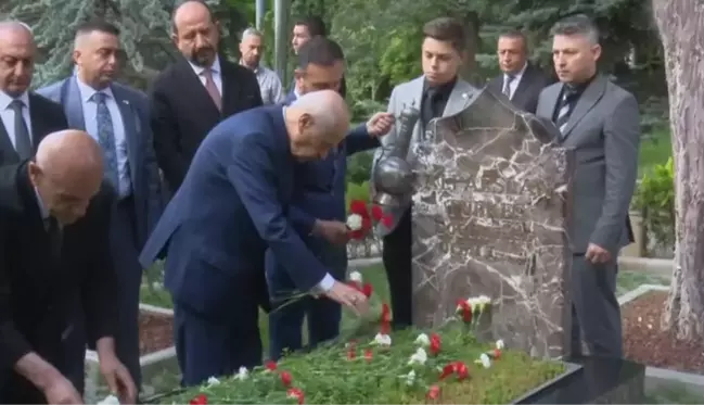 Devlet Bahçeli, Alparslan Türkeş'in mezarını ziyaret etti