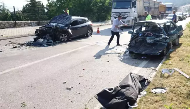 Önce refüje, sonra karşı yönden gelen otomobile çarptı! Feci kazada 1 ölü, 2'si ağır 7 yaralı var