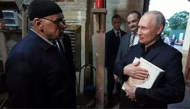 Putin'den cami ziyareti! Hediye edilen Kur'an-ı Kerim'i alıp İsveç'teki skandala gönderme yaptı