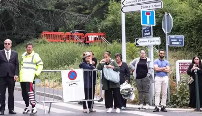 Fransa'da ölümü infiale yol açan 17 yaşındaki genç defnedildi