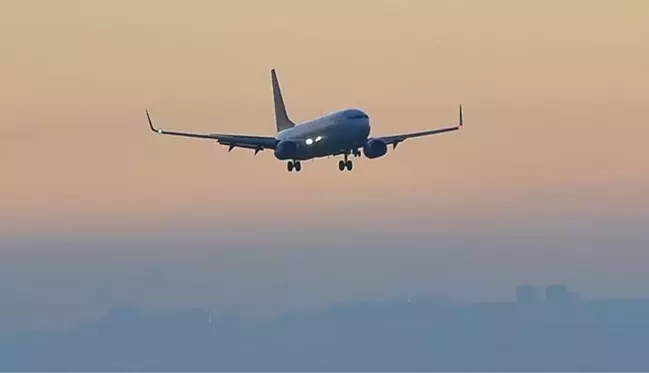 Havada panik anları! İstanbul'dan havalanan yolcu uçağı kuş sürüsüne çarptı