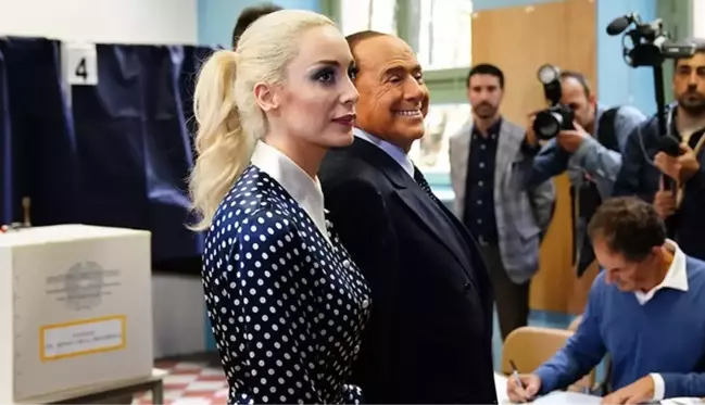 Berlusconi, vasiyetinde son yıllarını beraber geçirdiği 53 yaş küçük sevgilisini unutmadı