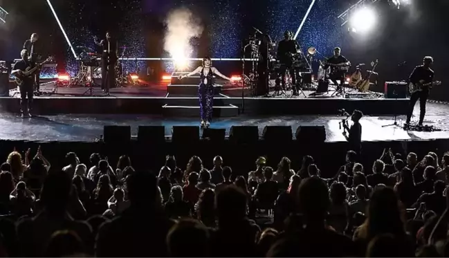 Göksel'in konserinde talihsiz kaza! Havai fişek, ön sırada oturan 2 kişiyi yaraladı