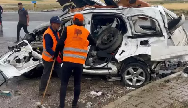 Sivas'ta vinç ile hafif ticari araç çarpıştı: Baba ve iki oğlu öldü, 3 kişi yaralandı