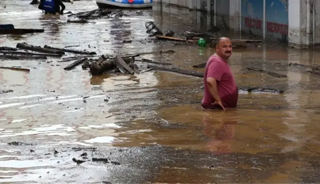 Karadeniz'de sel mücadelesi! Ev ve iş yerleri çamurla kaplandı, kayıp 1 kişi aranıyor