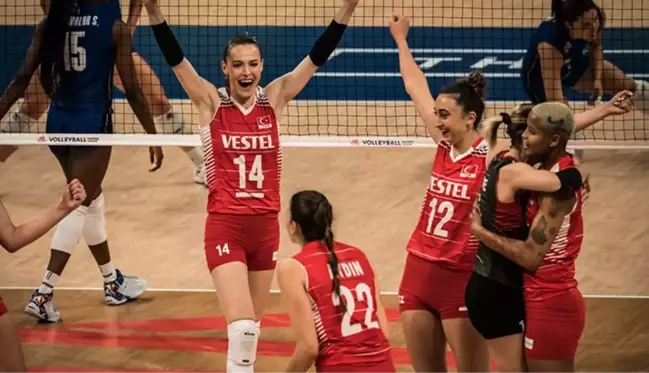 A Milli Kadın Voleybol Takımı İtalya'yı 3-0 yenerek yarı finalist oldu