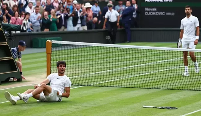 Son Dakika: Wimbledon finalinde Novak Djokovic'i 3-2 mağlup eden Carlos Alcaraz, şampiyon oldu