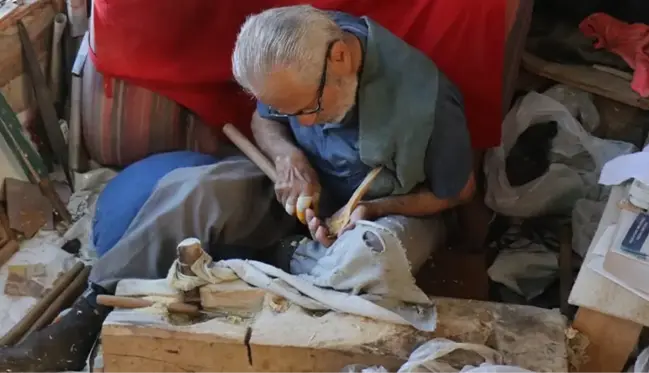 Bakteri üretmeyen ve besin değerini koruyan el emeği şimşir kaşık üretimi, teknolojiye yenik düştü