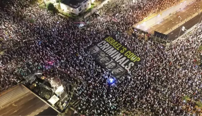 İsrail'de on binlerce kişi yine meydanlarda! Açılan pankart protestolara damga vurdu