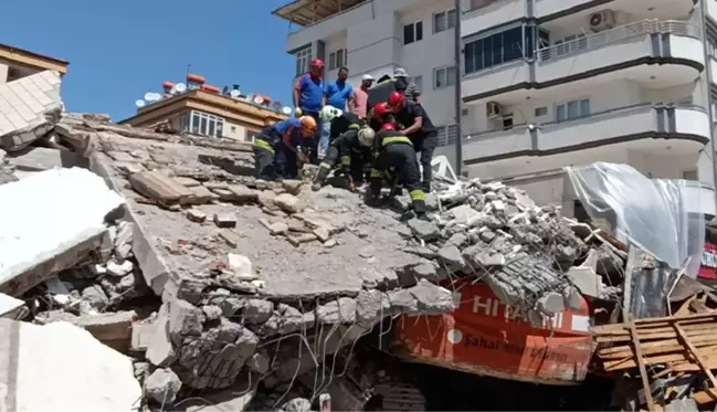 Gaziantep'te ağır hasarlı bina yıkım sırasında çöktü! Kepçe operatörü enkaz altında