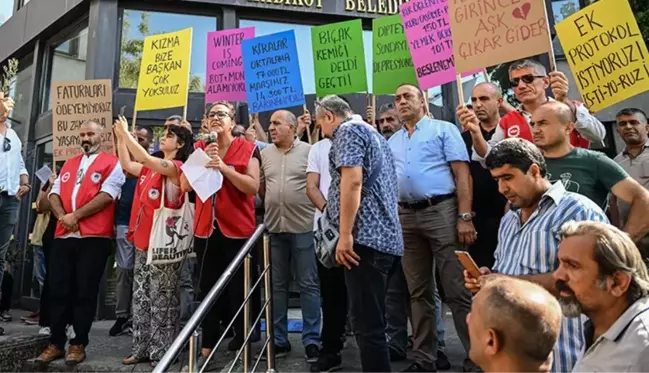 Kadıköy Belediyesi işçileri maaşlarda iyileştirme talebiyle iş bıraktı