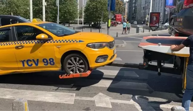 İstanbul'un göbeğinde göz açtırmadılar! Müşteri seçen taksicilerin araçları bağlandı