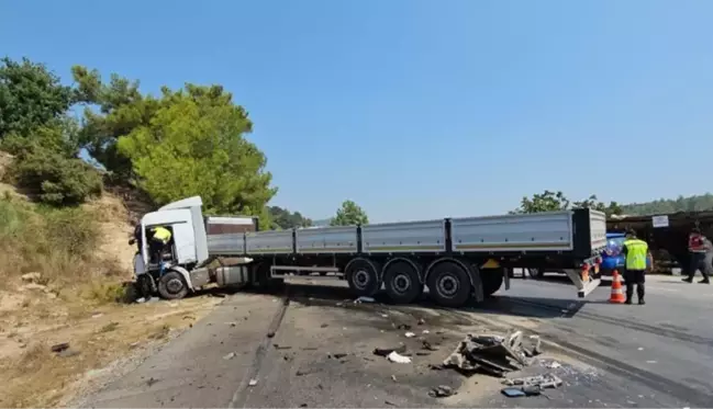 Antalya'da tır ile kamyonet kafa kafaya çarpıştı: 2 kişi öldü, 1 kişi yaralandı