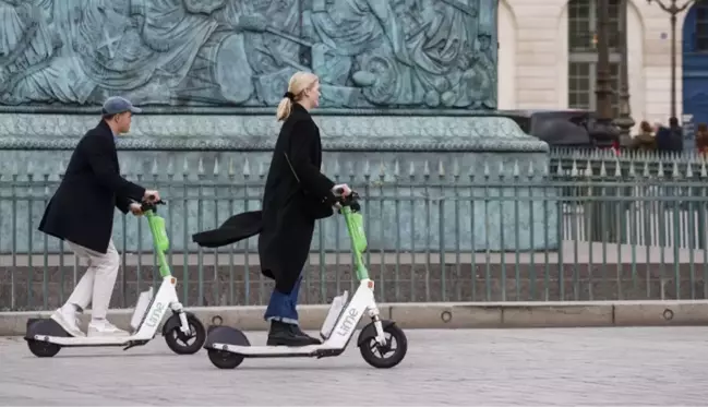 Paris sokaklarında scooterlar kaldırıldı