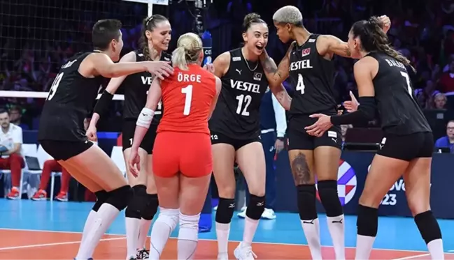 Son Dakika: Filenin Sultanları, 2023 CEV Avrupa Şampiyonası yarı finalinde İtalya'yı 3-2 yenerek finale yükseldi