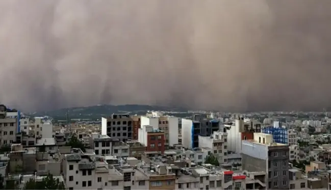 İran'da kum fırtınası nedeniyle binlerce kişi hastanelik oldu