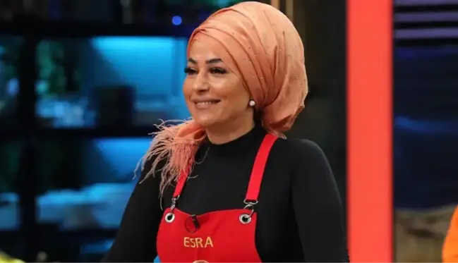 Abartılı makyajlarıyla tanınan MasterChef Esra, ilk kez doğal haliyle kamera karşısına geçti