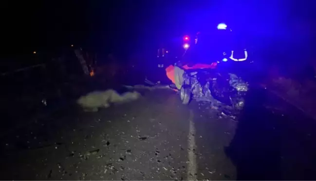 Isparta'da katliam gibi kaza! Kamyonetle çarpışan otomobildeki 5 kişi hayatını kaybetti