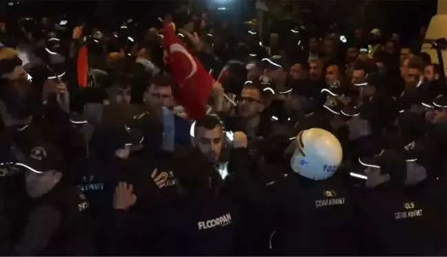 Ankara'da İsrail Büyükelçiliği önünde protesto! Polis, kalabalığı sakinleştirmeye çalıştı