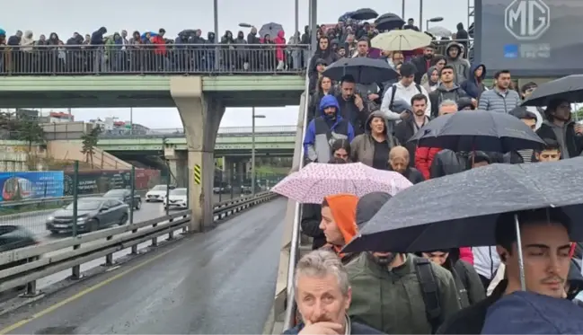 İstanbullunun çilesi bitmiyor! Uzunçayır'da metrobüs kaza yaptı, duraklar doldu taştı