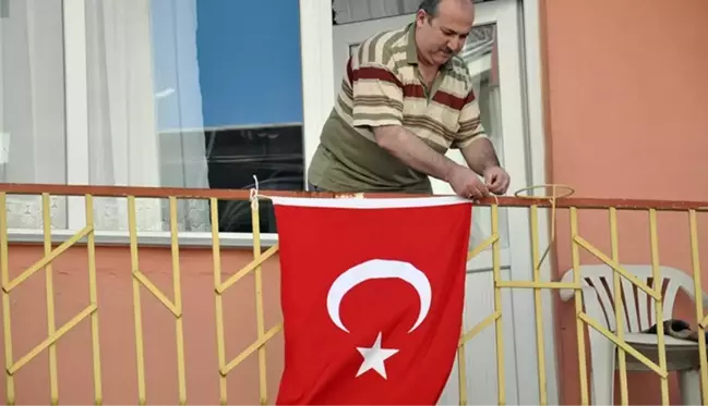 Türkiye'nin Bayrak Asan Dayı'sı bu kez Cumhuriyet'in 100. yılı için evinin balkonuna bayrak astı