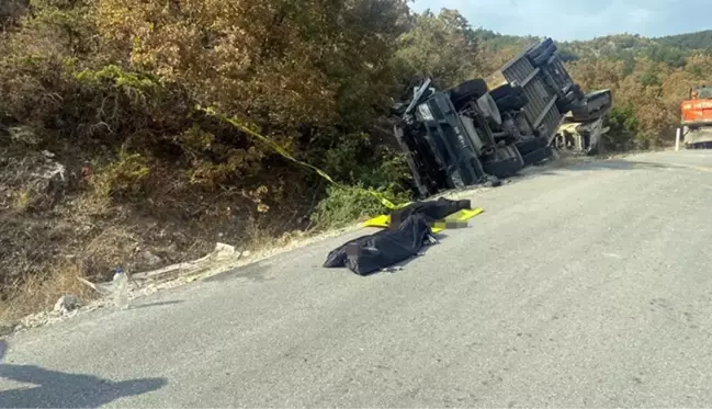 Çorum'da iş makinesi taşıyan tır devrildi: 2 kişi hayatını kaybetti