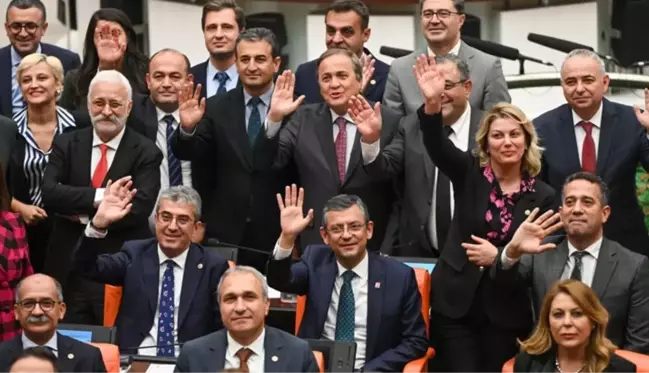 CHP'li vekiller Yargıtay'ın AYM üyeleriyle ilgili hamlesine tepki olarak TBMM'de eylem başlattı