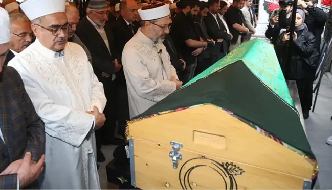 Diyanet İşleri Başkanı Ali Erbaş, annesinin cenaze namazını kıldırdı