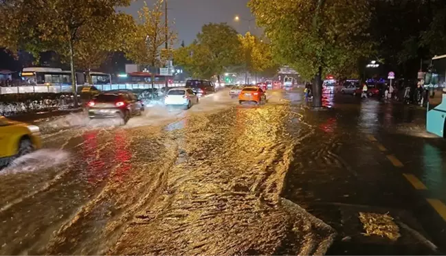 Ankara'da sağanak yağışın ardından cadde ve sokaklar göle döndü