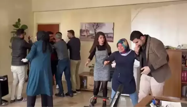 Okulu basan veliler, 3 öğretmeni dövdü