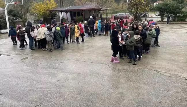 Korkutan deprem sonrası Yalova'da tüm okullar tatil edildi