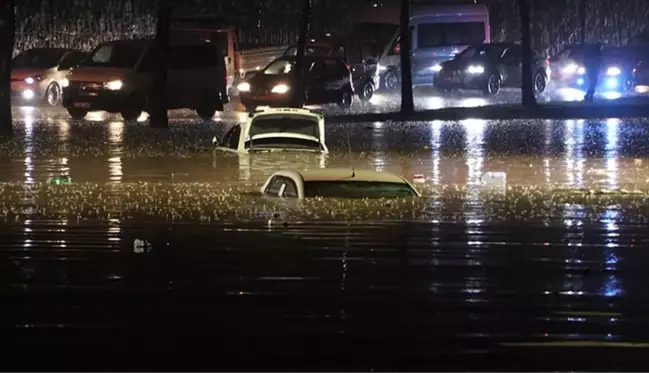 Gaziantep'te sağanak yağış nedeniyle yollar göle döndü