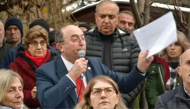 Hedefinde parti yönetimi vardı! CHP'li başkan, vatandaşları belediye önüne toplayıp isyan bayrağını çekti