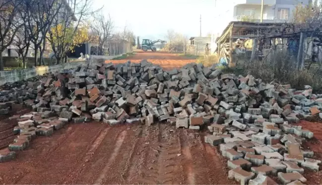 Parasını alamayan firma döşediği taşları söktü! Osmancık Belediyesi'nin bahanesi ise komik