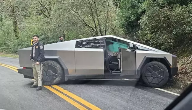 Tesla Cybertruck ilk kazasını yaptı! Kafa kafaya çarpıştığı araç haşat oldu