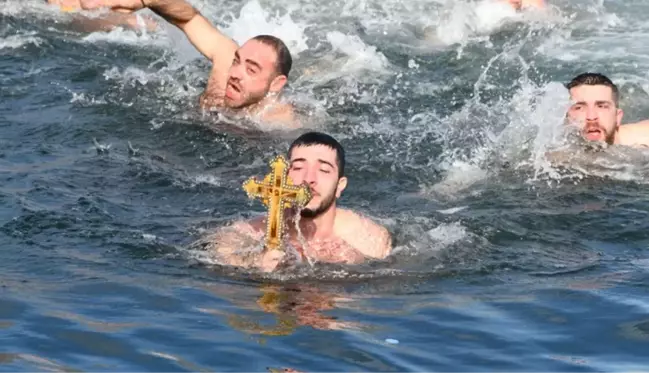 İstanbul'da denizden haç çıkarma töreni! Genç adam 4. kez haça ulaşan ilk kişi oldu